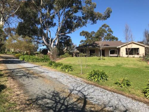 Peaceful 4-Bedroom Vineyard Retreat in Hahndorf