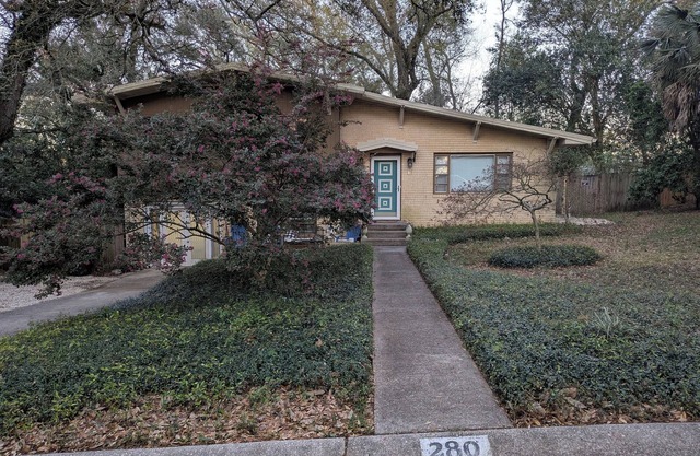 Peaceful and Centrally Located Place. Be at Home in the Heart of Pensacola.