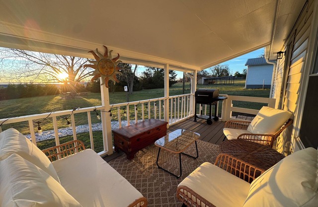 Peaceful and Charming Getaway 3-bedroom home in Braselton with WiFi, AC