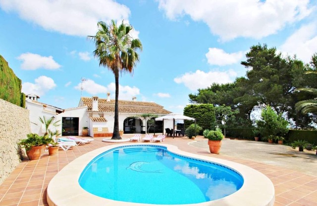 Villa paisible pour une escapade de détente - ambiance espagnole traditionnelle, piscine et jardins en forme de rein