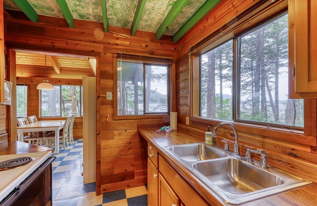 Cabine rustique paisible et tranquille sur l'eau