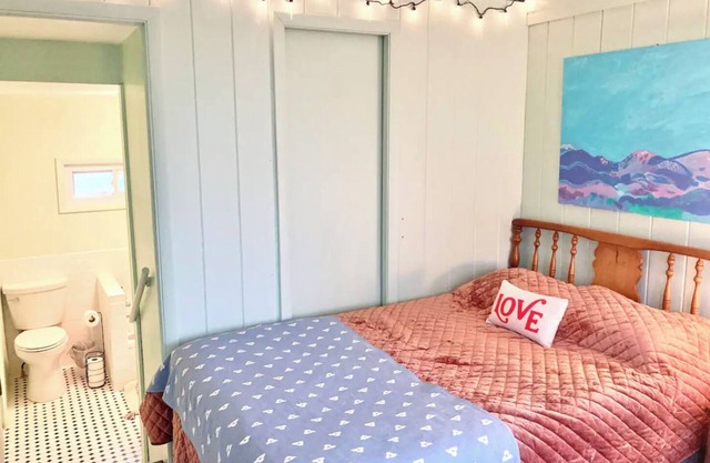 Peaceful Artsy Studio in Historic 1920's Home- 1 Min to ETSU and downtown JC