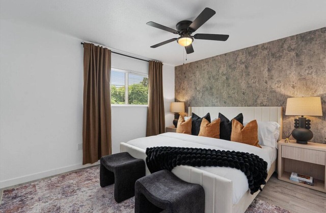 Luxurious Hidden Gem l Downtown Access l Fireplace