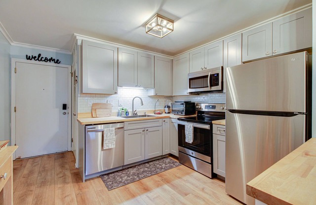 Peaceful Beach Condo with 3 Pools, Sauna, Gym, Tennis & More!