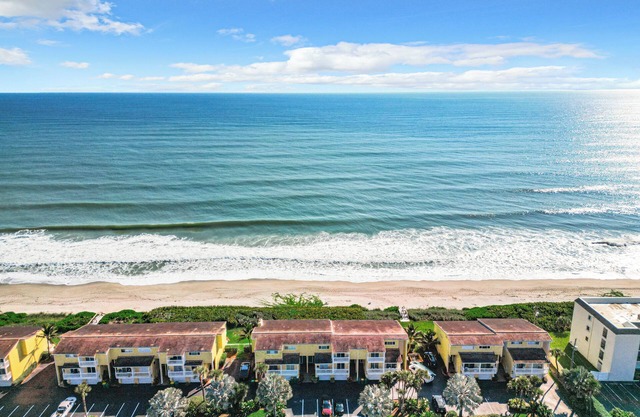 Peaceful Beachfront Oasis-- Walk onto the sand!