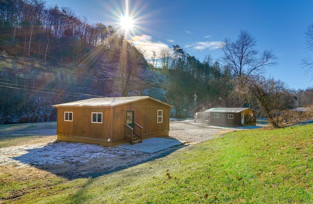 Peaceful Beattyville Cabin Near Red River Gorge!