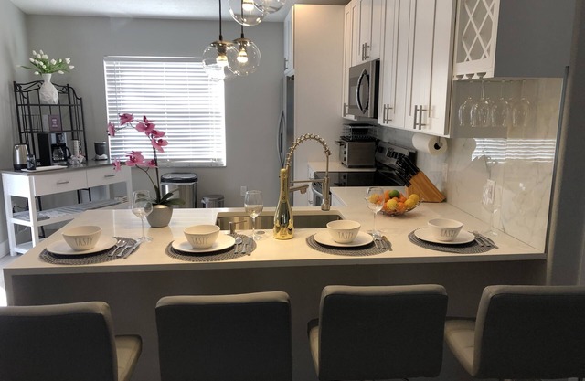 Peaceful bright home minutes from the beach