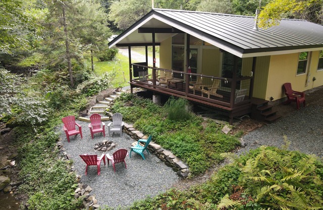 Récemment rénové - Peaceful Brookside North Pomfret Cottage