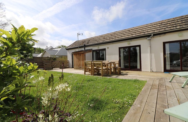 Peaceful bungalow near to Constantine Bay, dog friendly with enclosed garden