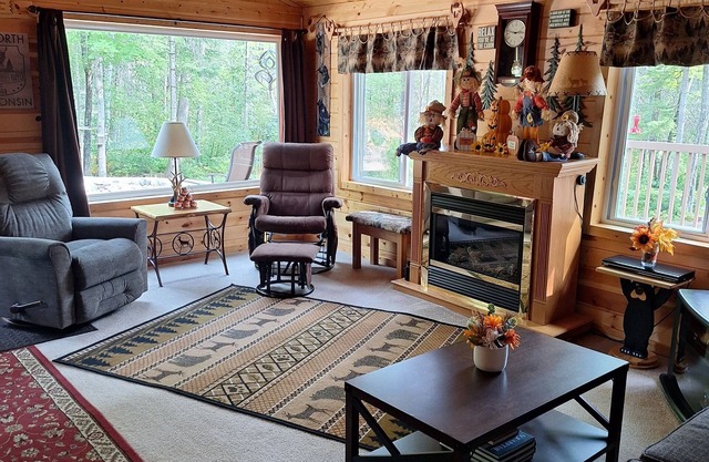 Peaceful cabin in the woods. Well maintained. Trail access. Air cond.