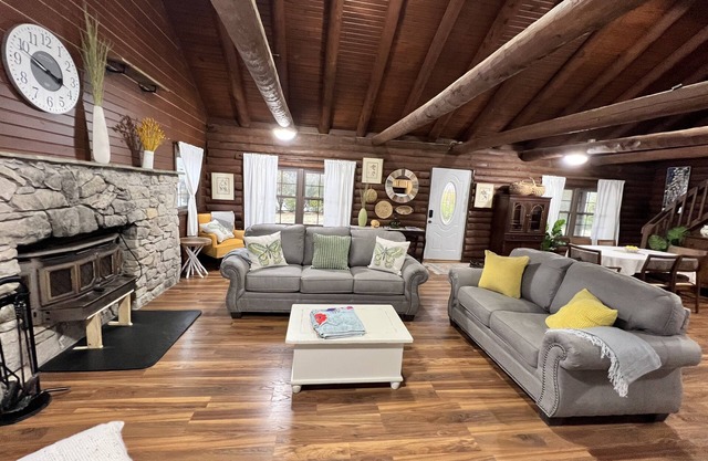 Peaceful cabin on 10 acres w/ pond - close to Prairie Creek Reservoir