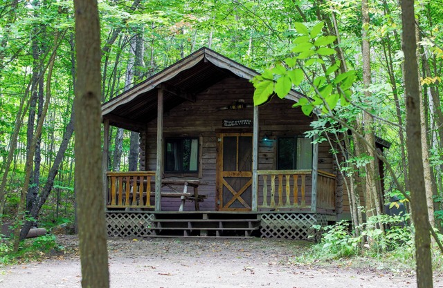 Peaceful Cabin on the Peshtigo River, outdoor adventure dream!