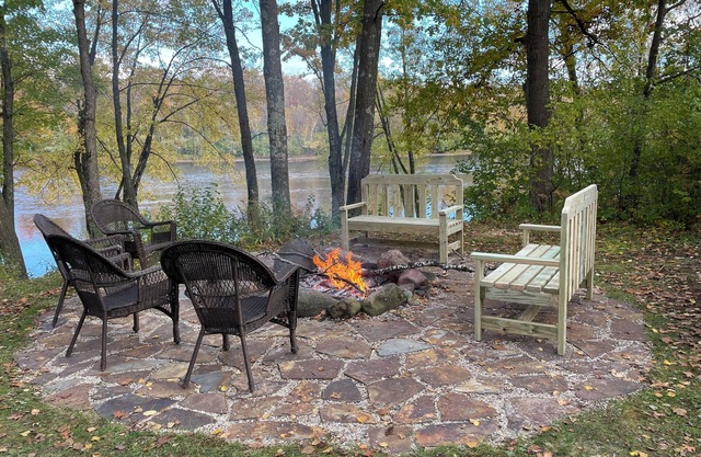 Cabane paisible sur la rivière Flambeau