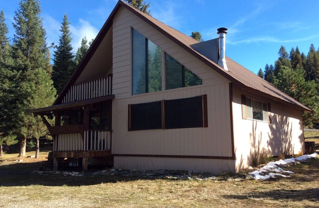 Peaceful cabin surrounded by wilderness, 2 miles north of Elk City, Sleeps 4-6