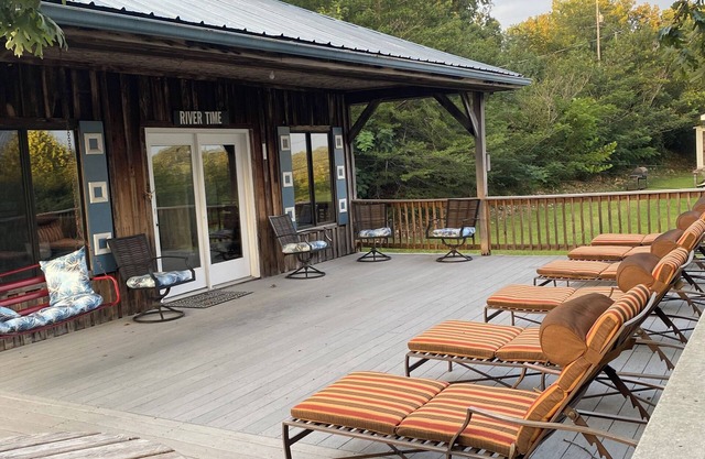 Peaceful cabin with a lovely view of the TN river---the PERFECT weekend getaway!