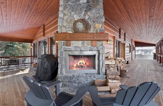 Peaceful Cabin with a hot tub and outdoor fireplace. Ski in ski out property.