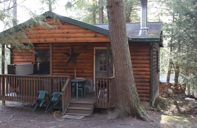 Cozy Cabin In Cook Forest with hot tub