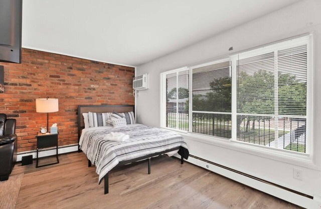 Peaceful & Central Abode ~ WiFi ~ Pet Friendly!