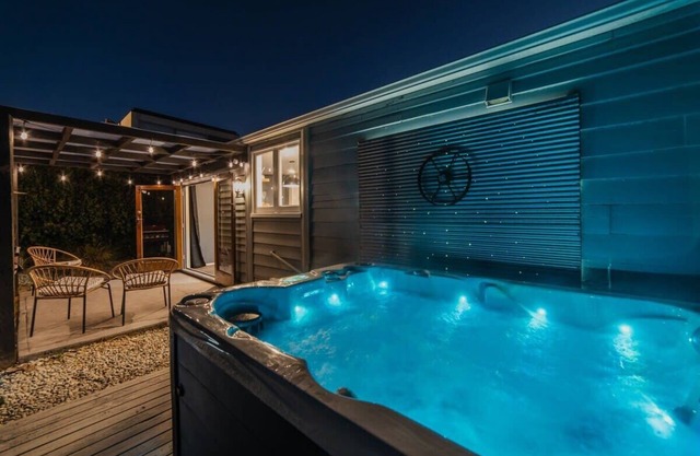 🏡 Peaceful City Cottage + Hot Tub 🛁