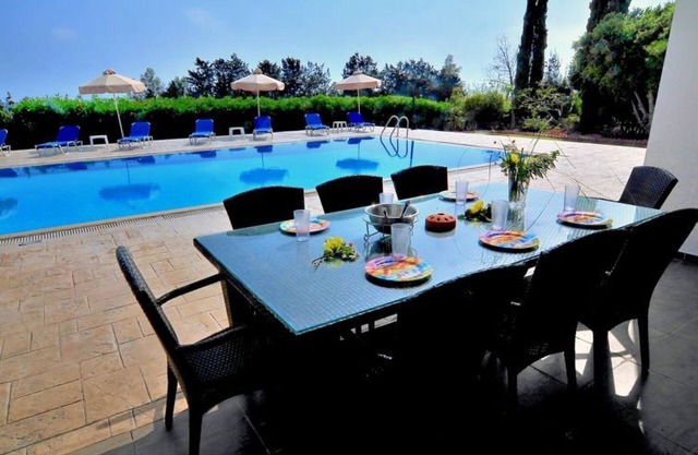 Peaceful Coral Bay House | Villa Pikni | 5 bedrooms | Extra large pool | Short Drive to Resort Centre