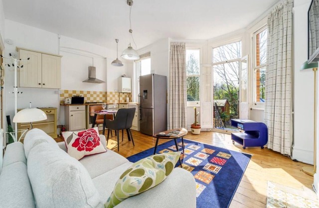 Peaceful cosy Ealing Apartment, private Garden
