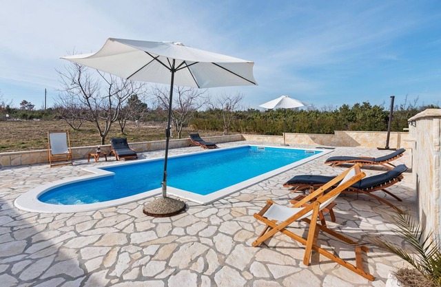 Gîte paisible avec piscine à Benkovac