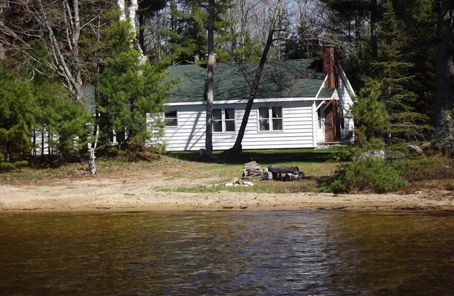 Cottage paisible sur le lac Milakokia avec samedi Check in à samedi Check out