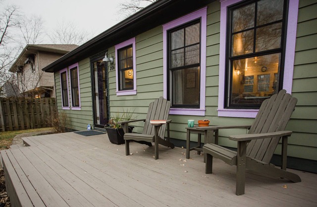 Peaceful Cottage/Private Parking & Backyard/Strong WiFi/Walk to Sheridan Beach!