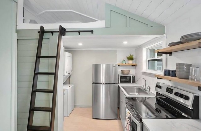 Peaceful cottage with AC in St. Petersburg - Close to Everything!