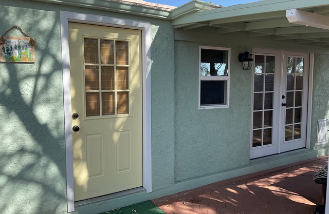 Peaceful cottage with courtyard in Green Valley AZ with AC, WiFi, and DirecTV.