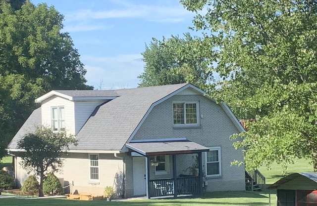 Peaceful Country Cottage sleeps 7 to 10 guests just 15 minutes to downtown