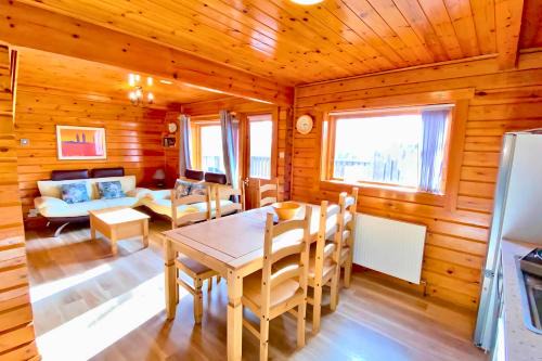 Peaceful Cowslip Lodge - Finlake Spa Resort in Devon