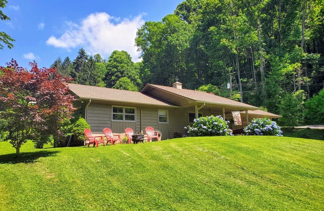 ★ vue sur la montagne, Creekside, Private, Clean & Fresh