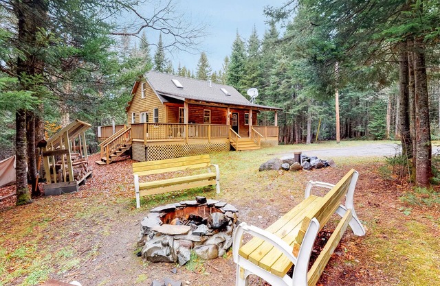 Cabane paisible et conviviale avec un grand jardin, une terrasse et un foyer - près du lac
