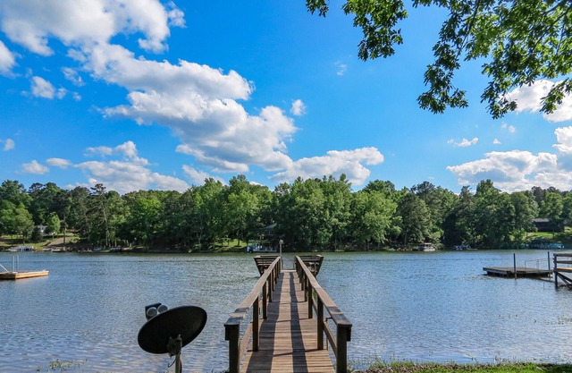Maison d'escapade paisible avec vue magnifique sur le lac et grill privé!