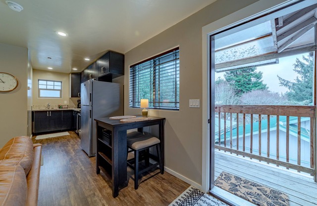 Peaceful Dog-Friendly House with Fast WiFi, Fireplace, Grill, and Washer/Dryer