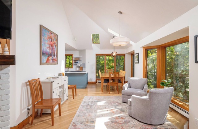 Exquisite 4-bedroom home/3 Bath/EV charger: Walk to Eastman Lake