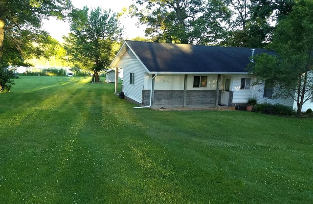 Belle maison chauffée au bord du lac. Golf, et commerces Amish à quelques minutes. 1 heure à ND.