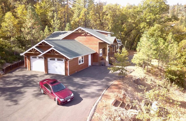 Maison élégante isolée tranquille dans la forêt