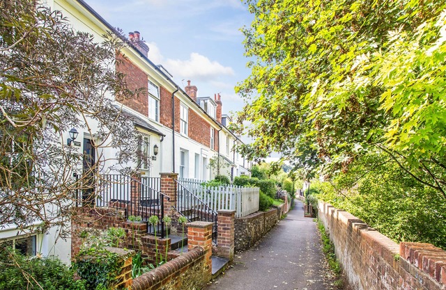 Peaceful elevated residential area - walk to city