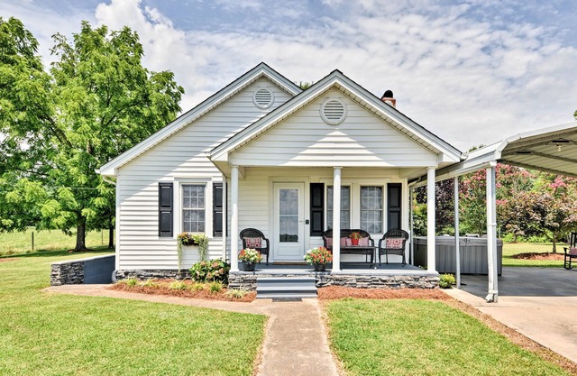 NOUVEAU! Quaint Elkin «Shady Oaks Farmhouse» avec bain à remous