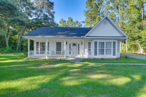 Peaceful Fairhope Cottage with Covered Patio!