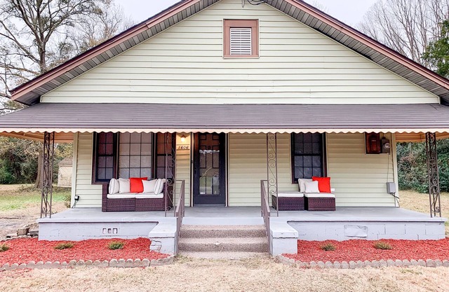 Peaceful & Family Friendly 3BR w/ Large Backyard