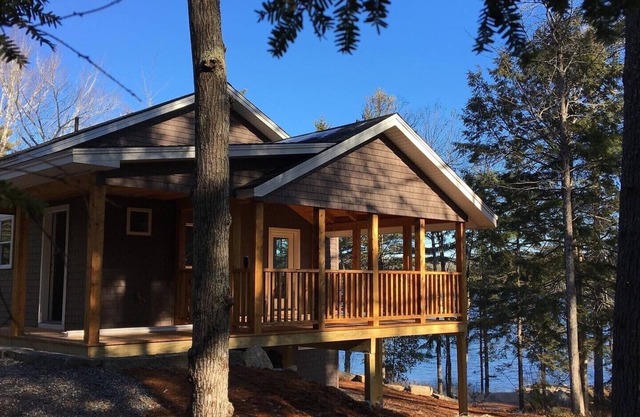 Cottage Maine nouvellement construit avec grand porche grillagé sur le pittoresque étang Hopkins