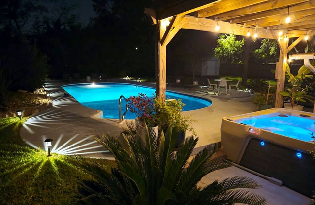 Peaceful Family Getaway Pool/Hot Tub Near Downtown