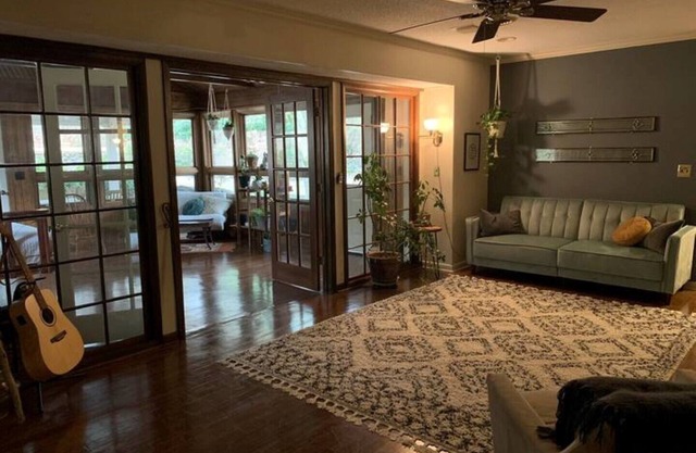 Peaceful Family Getaway just minutes from Square