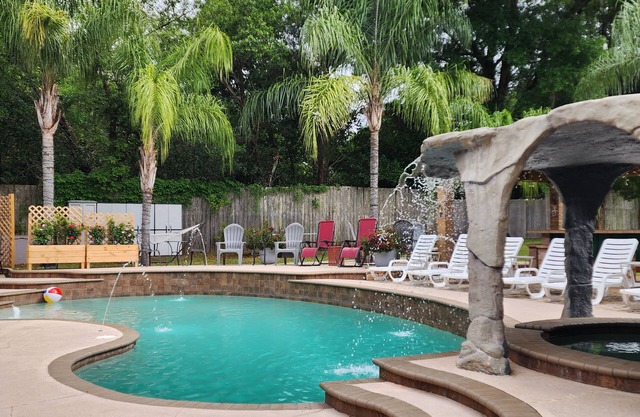 Peaceful, Family-sized Suite, Pool, Hot Tub, Camp Fire, Enormous Backyard!