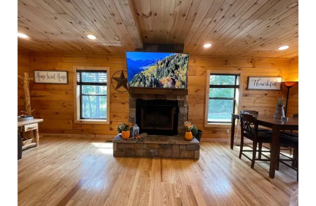 Peaceful FamilyCabin ,sleeps 8, pet friendly