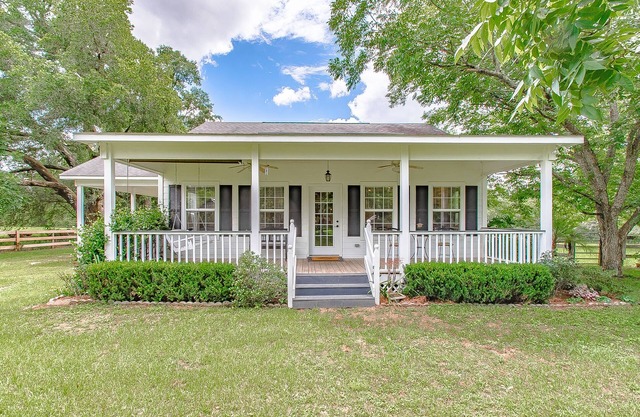 Peaceful Farm Cottage Centrally Located
