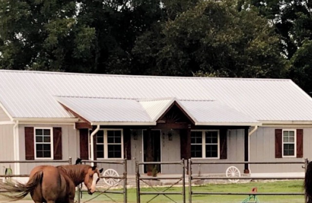 Peaceful Farmhouse on Horse Farm - 20 miles from the Beach !